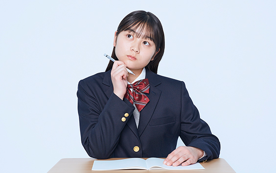 考える女子校生