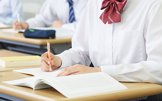 勉強している女子校生